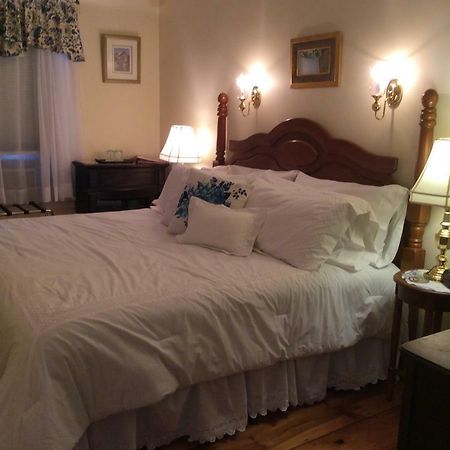 The Red Hook Country Inn, An "Old Rhinebeck" Bed & Breakfast ภายนอก รูปภาพ