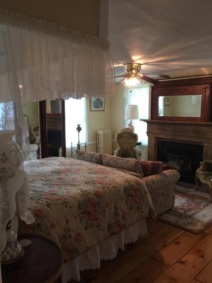 The Red Hook Country Inn, An "Old Rhinebeck" Bed & Breakfast ภายนอก รูปภาพ